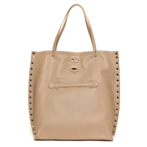 A spasso saeta pelle nude