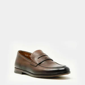 Moccasin in brown leather: Discover Doucal's shoe collection