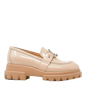 Scarpe AGL: Eleganti mocassini nude in vernice con anello