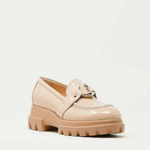 Scarpe AGL: Eleganti mocassini nude in vernice con anello