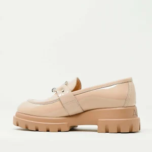 Scarpe AGL: Eleganti mocassini nude in vernice con anello