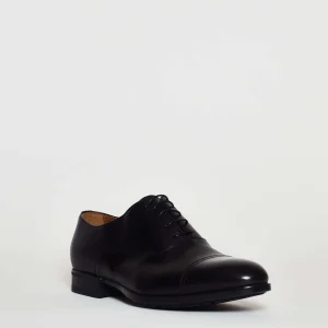 Scarpe classiche in pelle nera con suola in gomma