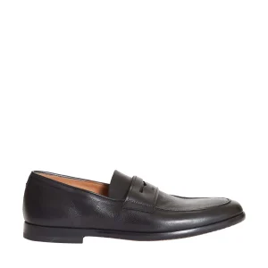 Scarpe Doucal's: eleganza e qualità nel mocassino in pelle nera
