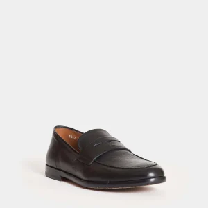 Scarpe Doucal's: eleganza e qualità nel mocassino in pelle nera