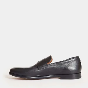 Scarpe Doucal's: eleganza e qualità nel mocassino in pelle nera