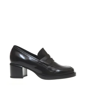 Scarpe eleganti: scopri i moccasins neri con tacco