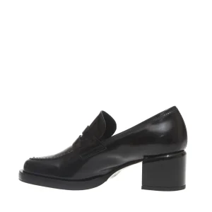 Scarpe eleganti: scopri i moccasins neri con tacco