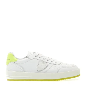 Scarpe trendy: bianco e giallo fluorescente per un look unico