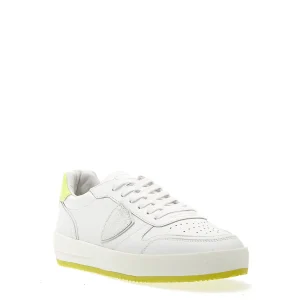 Scarpe trendy: bianco e giallo fluorescente per un look unico