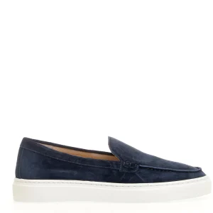 Scopri i nuovi slip-on in camoscio blu di Doucal's