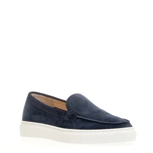 Scopri i nuovi slip-on in camoscio blu di Doucal's
