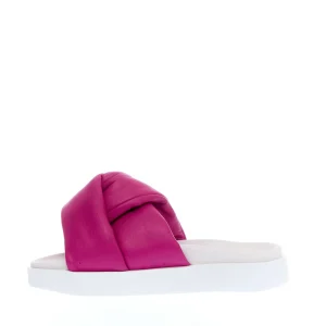 Scopri le esclusive pantofole INUIKII in pelle fucsia
