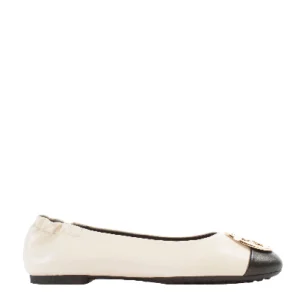 Scopri le nuove ballerine Claire Cap Toe di Tory Burch