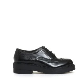 stringata con bucature pelle nera