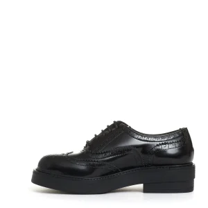 stringata con bucature pelle nera