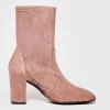 Stuart Weitzman: Acquista stivaletti in camoscio taupe con tacco alto